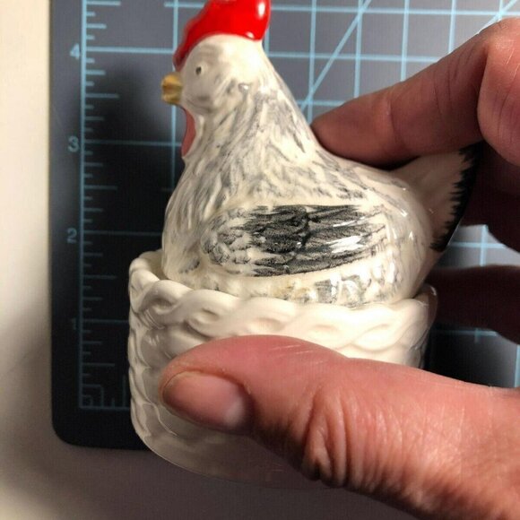 🛒 $6 - Chicken Salt & Pepper Shaker set on the Nest #0136 - Picture 5 of 6